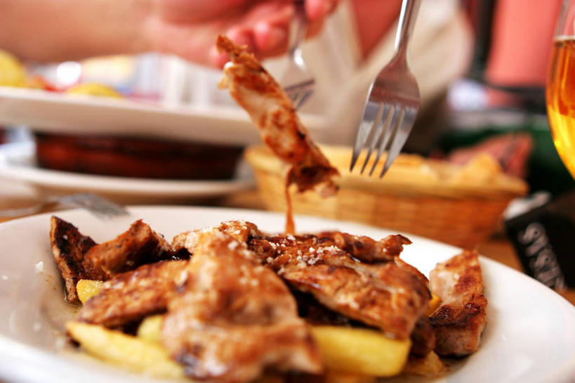 红酒,葡萄酒,西方人,手,一个人,横图,俯视,室内,特写,白天,烹饪,西餐,桌面,桌子,蔬菜,土豆,杯子,餐具,欧洲,欧洲人,仅一个年轻女性,仅一个女性,仅一个人,握,阴影,朦胧,模糊,新鲜,反射,木制,叉子,碟子,高脚杯,盘,影子,肉,牛肉,料理,食品,红酒杯,白葡萄酒,酒类,拿,拿着,薯条,菜肴,美食,肉类,玻璃制品,酒,食物,饮料,盘子,酒杯,木制品,碟,快餐,手部,西式,握着,佳肴,有机食品,绿色食品,单手,葡萄酒杯,肉食,西式快餐,垃圾食品,餐叉,馍馍蛋,年轻女性,女人,女性,白种人,玻璃杯,进餐用具,洋芋,山药蛋,马铃薯,半身,彩图,高角度拍摄