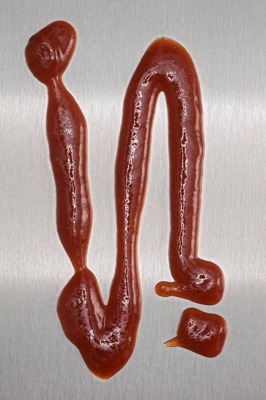 无人,竖图,俯视,室内,特写,白天,白色背景,桌面,桌子,阴影,反射,木制,影子,调料,酱料,酱汁,茄汁,佐料,调味品,调味料,番茄酱,酱,木制品,摄影,影棚,彩图,高角度拍摄,影棚拍摄,拍摄