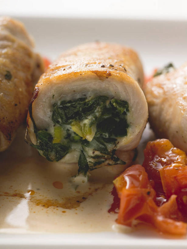 无人,竖图,俯视,室内,特写,白天,烹饪,桌面,桌子,菠菜,蔬菜,西红柿,阴影,新鲜,反射,木制,影子,肉,牛肉,料理,食品,菜肴,美食,肉类,食物,木制品,佳肴,有机食品,绿色食品,肉食,鹦鹉菜,鼠根菜,角菜,红嘴绿鹦哥,番茄,赤根菜,菠薐菜,波斯草,彩图,高角度拍摄,牛肉卷