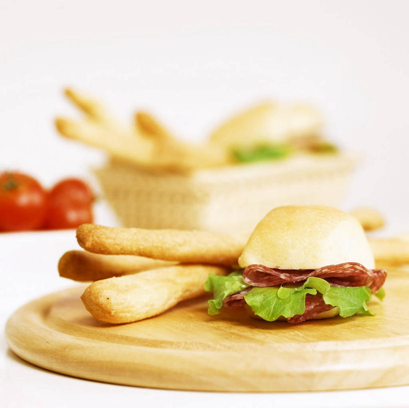 点心,面包,无人,交叉,横图,俯视,室内,特写,白天,白色背景,烹饪,西餐,桌面,桌子,竹子,蔬菜,西红柿,叶子,阴影,竹制,朦胧,模糊,新鲜,编织,反射,木制,篮子,影子,生菜,莴苣,调料,酱料,酱汁,茄汁,佐料,汉堡,料理,食品,面点,绿叶,案板,调味品,调味料,番茄酱,酱,菜肴,美食,砧板,食物,糕点,一个,木制品,竹篮,快餐,嫩叶,西式,摄影,佳肴,有机食品,绿色食品,影棚,单个,竹条,交织,竹制品,西式快餐,垃圾食品,春菜,鹅仔菜,莴仔菜,千金菜,叶用莴苣,穿插,叶,叶片,番茄,彩图,高角度拍摄,影棚拍摄,拍摄,面包棒