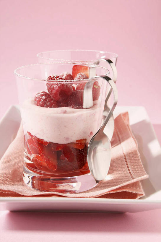 牛奶,无人,竖图,俯视,室内,特写,白天,桌面,桌子,草莓,浆果,杯子,餐具,水果,金属制品,阴影,粉色背景,新鲜,反射,金属,木制,碟子,盘,影子,勺子,生食,食品,果实,饮品,营养,酸奶,玻璃制品,食物,饮料,两个,一个,红色,盘子,餐巾,木制品,水杯,调羹,碟,汤匙,摄影,有机食品,绿色食品,影棚,单个,乳制品,奶,发酵,优格,优酪乳,保洁方巾,口布,玻璃杯,洋莓,水果皇后,红莓,地莓,彩图,高角度拍摄,影棚拍摄,拍摄