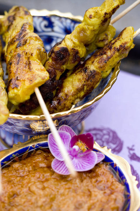 无人,竖图,俯视,室内,特写,白天,烹饪,桌面,桌子,阴影,盛开,反射,木制,影子,陶瓷,调料,鸡肉,酱料,酱汁,肉,佐料,料理,食品,陶瓷制品,调味品,调味料,泰式,花蕾,酱,菜肴,美食,肉类,泰国料理,竹签,花,花瓣,花朵,鲜花,食物,木制品,容器,碗,花苞,花蕊,花生酱,佳肴,储藏,高雅,储存,肉食,取食签,淡泊,花中君子,泰菜,泰国菜,泰式料理,兰花,彩图,高角度拍摄,贮存