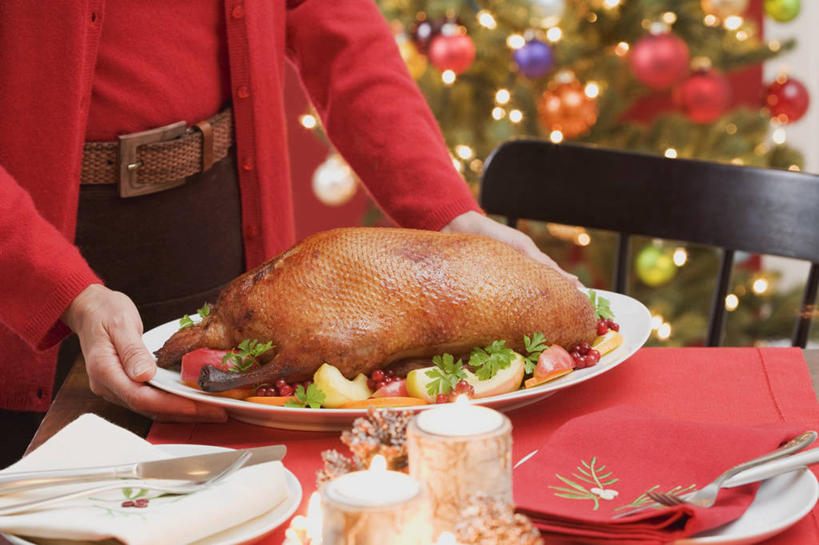 烤鸭,西方人,一个人,站,横图,俯视,室内,特写,白天,烹饪,中餐,植物,桌面,桌子,椅子,欧洲,圣诞节,欧洲人,仅一个年轻女性,仅一个女性,仅一个人,握,服装,节日,朦胧,模糊,庆祝,装饰,木制,挂饰,木椅,肉,料理,食品,圣诞树,圣诞球,拿,拿着,休闲装,文化,腰带,鸭肉,菜肴,美食,肉类,球,树,树木,食物,衣服,红色,绿色,自然,木制品,站着,庆典,休闲,球体,休闲服,中式,握着,服饰,佳肴,生长,成长,纪念,皮带,华丽,修饰,点缀,肉食,北京烤鸭,配饰,衬托,美观,雅致,雅观,裤带,北京菜,京帮菜,京菜,年轻女性,女人,女性,白种人,站立,半身,彩图,高角度拍摄