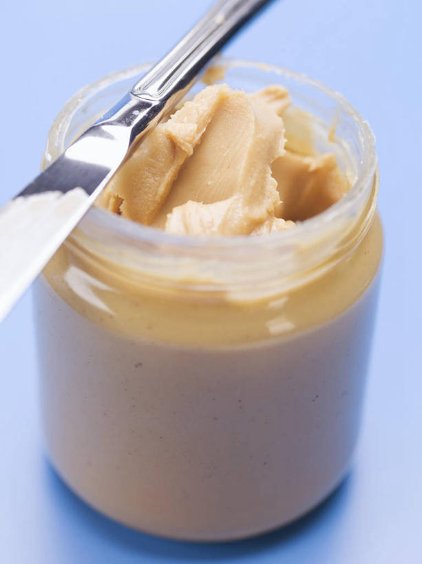 无人,竖图,俯视,室内,特写,白天,桌面,桌子,餐具,玻璃,金属制品,阴影,蓝色背景,反射,金属,木制,工具,影子,调料,酱料,酱汁,佐料,刀具,调味品,调味料,酱,玻璃制品,一个,玻璃瓶,木制品,瓶子,刀,花生酱,摄影,影棚,单个,餐刀,广口瓶,彩图,高角度拍摄,影棚拍摄,拍摄