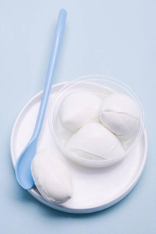 奶酪,无人,竖图,俯视,室内,特写,白天,桌面,桌子,金属制品,阴影,蓝色背景,反射,金属,木制,影子,勺子,塑料,干酪,起司,芝士,营养,一个,白色,木制品,容器,塑料制品,调羹,汤匙,碗,乳酪,摄影,影棚,单个,储藏,乳制品,储存,发酵,马苏里拉,马苏里拉奶酪,马祖里拉,莫扎雷拉,莫兹瑞拉,莫扎里拉,彩图,高角度拍摄,影棚拍摄,拍摄,贮存