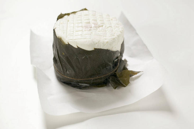 奶酪,无人,横图,俯视,室内,特写,白天,白色背景,桌面,桌子,餐具,一块,阴影,反射,木制,包装,包装纸,碟子,盘,影子,纸,干酪,起司,纸张,芝士,营养,一个,白色,盘子,木制品,碟,乳酪,摄影,影棚,单个,包装材料,乳制品,牛皮纸,发酵,山羊奶酪,彩图,高角度拍摄,影棚拍摄,拍摄