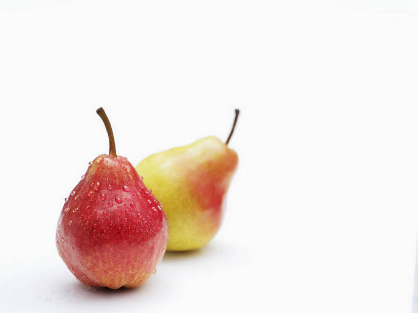 无人,横图,俯视,室内,特写,白天,白色背景,水,露水,桌面,桌子,梨,水果,阴影,新鲜,透明,反射,木制,液体,影子,水滴,生食,食品,果实,水珠,食物,两个,黄色,红色,木制品,露珠,香梨,摄影,有机食品,绿色食品,影棚,生机,剔透,灵动,通明,生梨,彩图,高角度拍摄,影棚拍摄,拍摄,晶莹