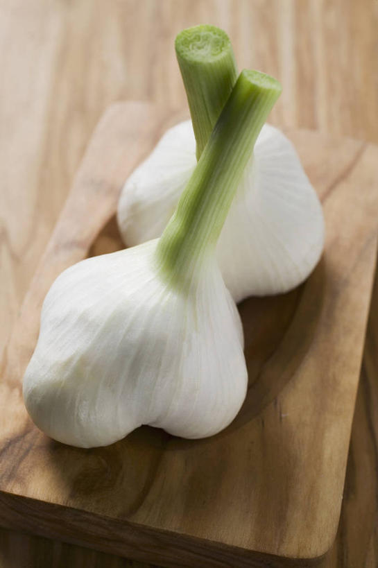 无人,竖图,俯视,室内,特写,白天,桌面,桌子,蔬菜,蒜,阴影,新鲜,反射,木制,影子,食品,案板,蒜头,砧板,食物,两个,白色,木制品,摄影,有机食品,绿色食品,影棚,胡蒜,大蒜,彩图,高角度拍摄,影棚拍摄,拍摄