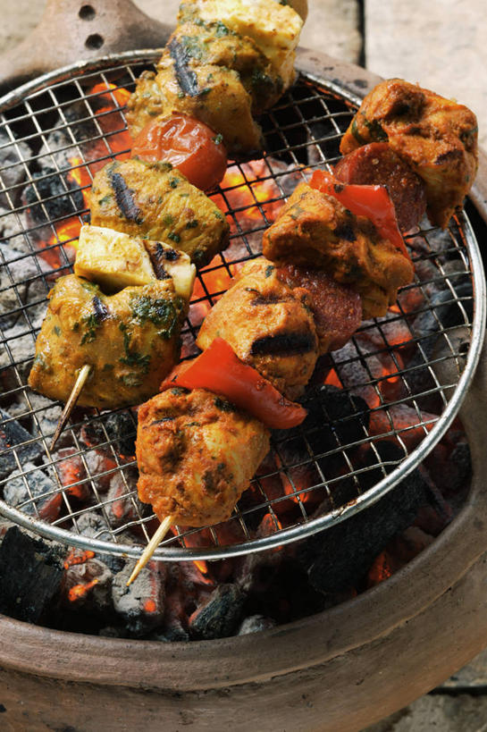 奶酪,无人,竖图,俯视,室内,特写,白天,烧烤,热情,煤炭,辣椒,蔬菜,火,新鲜,火焰,鸡肉,肉,干酪,起司,食品,烤架,烤肉,芝士,燃烧,营养,肉类,竹签,食物,铁架,乳酪,有机食品,绿色食品,能源,燃料,乳制品,煤,能量,发酵,肉食,彩椒,辣角,红海椒,大椒,辣虎,广椒,取食签,煤矿,矿业,化石燃料,甜椒,柿子椒,辣子,海椒,番椒,灯笼椒,彩图,高角度拍摄