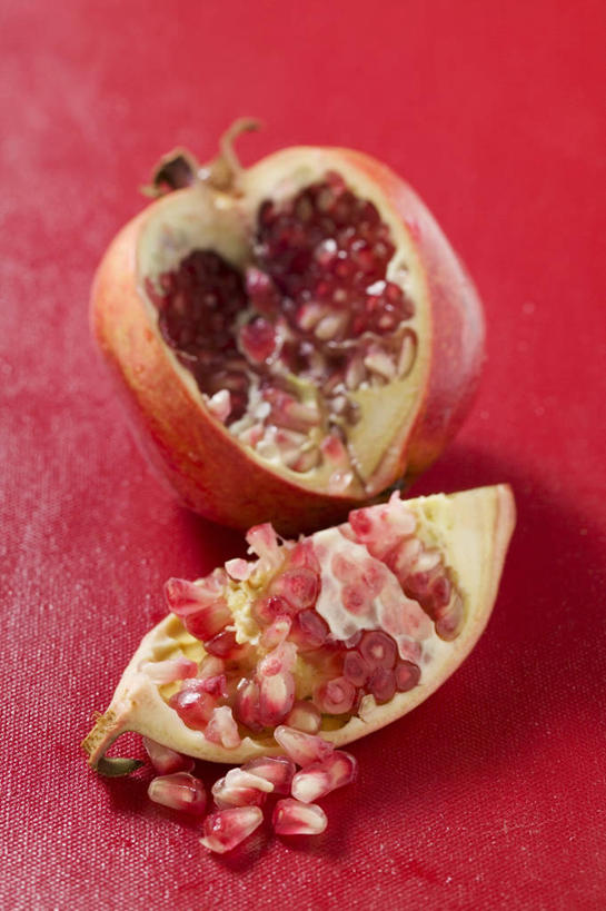 无人,竖图,俯视,室内,特写,白天,桌面,桌子,石榴,水果,阴影,红色背景,新鲜,反射,木制,影子,生食,食品,果实,食物,红色,木制品,摄影,有机食品,绿色食品,影棚,涂林,若榴,金罂,金庞,丹若,安石榴,彩图,高角度拍摄,影棚拍摄,拍摄