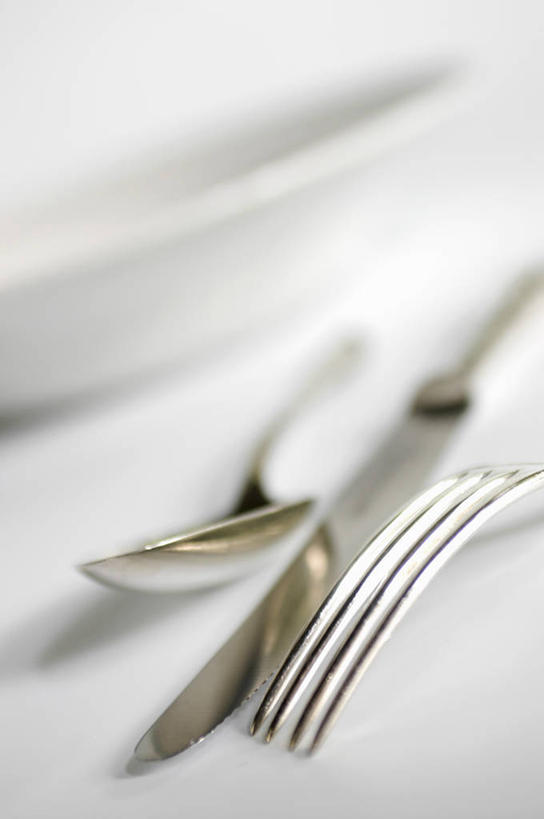 无人,竖图,俯视,室内,特写,白天,白色背景,桌面,桌子,静物,餐具,金属制品,阴影,朦胧,模糊,反射,金属,木制,叉子,刀叉,刀子,碟子,盘,影子,勺子,一个,盘子,木制品,调羹,碟,汤匙,摄影,影棚,单个,餐刀,餐叉,进餐用具,彩图,高角度拍摄,影棚拍摄,拍摄