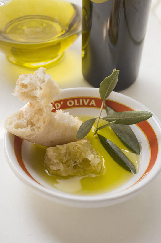 点心,面包,无人,竖图,俯视,室内,特写,白天,白色背景,植物,桌面,桌子,橄榄,水果,叶子,阴影,新鲜,反射,木制,纹理,影子,陶瓷,生食,食用油,油,橄榄油,食品,面点,果实,绿叶,陶瓷制品,玻璃制品,食物,糕点,一个,绿色,玻璃瓶,木制品,瓶子,容器,碗,嫩叶,摄影,有机食品,绿色食品,影棚,单个,储藏,储存,白面包,植物油,肌理,叶,叶片,叶脉,青果,白榄,彩图,高角度拍摄,影棚拍摄,拍摄,贮存