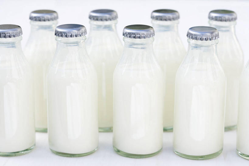 牛奶,无人,横图,俯视,室内,特写,白天,白色背景,桌面,桌子,一排,许多,阴影,整齐,并列,并排,反射,木制,影子,饮品,很多,营养,玻璃制品,饮料,排列,白色,玻璃瓶,木制品,瓶子,摄影,影棚,乳制品,奶,牛乳,队列,平行,安神,彩图,高角度拍摄,影棚拍摄,拍摄