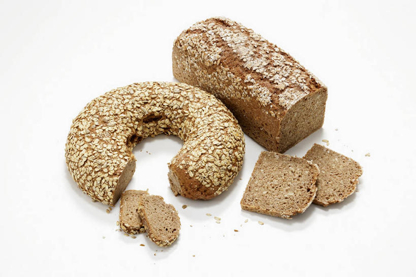 点心,面包,无人,横图,俯视,室内,特写,白天,白色背景,桌面,桌子,切开,阴影,反射,木制,影子,食品,面点,燕麦,食物,糕点,木制品,切,黑面包,摄影,影棚,全麦面包,剖面,切面,玉麦,铃铛麦,裸燕麦,雀麦,野麦,莜麦,麸皮面包,彩图,高角度拍摄,影棚拍摄,拍摄