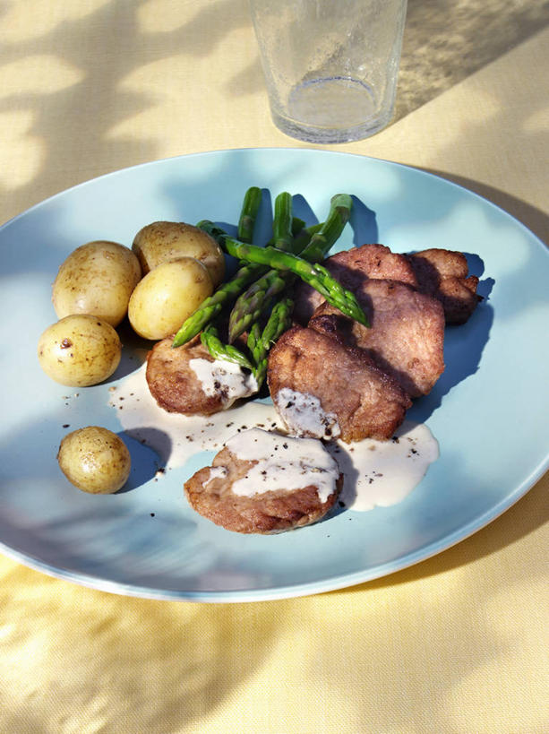 点心,芥末,无人,竖图,俯视,室内,特写,白天,桌面,桌子,芦笋,蔬菜,土豆,餐具,阴影,新鲜,反射,木制,碟子,盘,影子,肉,食品,甜点,甜品,猪肉,肉类,食物,糕点,一个,盘子,木制品,碟,甜食,奶油,有机食品,绿色食品,单个,乳制品,肉食,山葵,豚肉,馍馍蛋,泽山葵,溪山葵,芥子末,山嵛菜,芥辣粉,哇沙比,辣根,激凌,克林姆,淇淋,猪尾巴,药鸡豆子,洋芋,石刁柏,山药蛋,蚂蚁杆,马铃薯,龙须菜,狼尾巴根,彩图,高角度拍摄