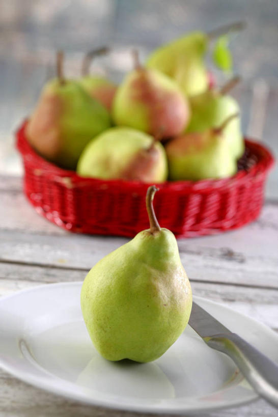 无人,交叉,竖图,俯视,室内,特写,白天,桌面,桌子,竹子,梨,水果,一堆,许多,阴影,堆叠,堆积,竹制,朦胧,模糊,新鲜,编织,反射,木制,篮子,影子,生食,食品,果实,很多,食物,一个,红色,绿色,木制品,竹篮,香梨,有机食品,绿色食品,单个,竹条,堆,交织,竹制品,穿插,生梨,彩图,高角度拍摄