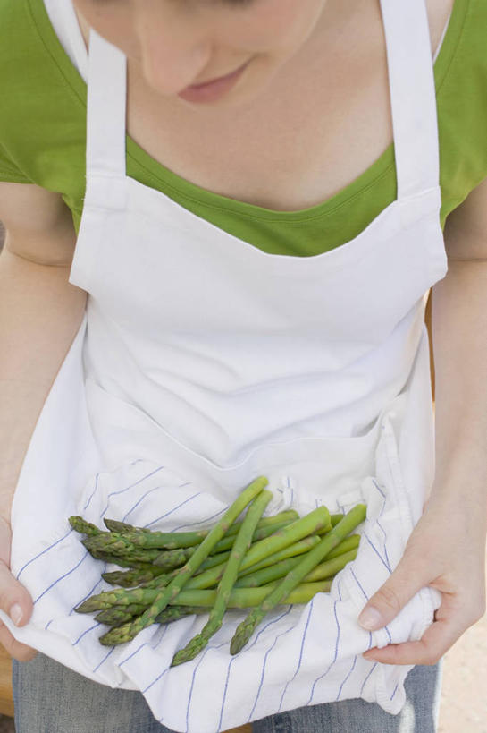 西方人,一个人,站,竖图,俯视,室内,特写,白天,芦笋,蔬菜,欧洲,欧洲人,仅一个年轻女性,仅一个女性,仅一个人,握,服装,新鲜,围裙,食品,拿,拿着,休闲装,食物,衣服,白色,站着,休闲,休闲服,握着,服饰,有机食品,绿色食品,年轻女性,女人,女性,白种人,猪尾巴,药鸡豆子,石刁柏,蚂蚁杆,龙须菜,狼尾巴根,站立,半身,彩图,高角度拍摄