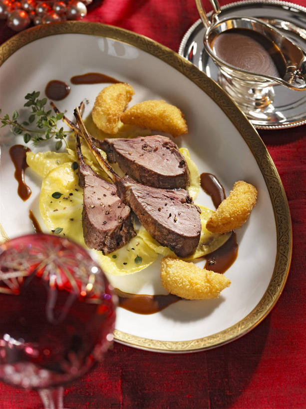 红酒,葡萄酒,无人,竖图,俯视,室内,特写,白天,桌面,桌子,柠檬,杯子,餐具,水果,圣诞节,阴影,节日,庆祝,新鲜,反射,木制,碟子,高脚杯,盘,影子,肉,生食,食品,果实,红酒杯,酒类,文化,肉类,玻璃制品,酒,食物,饮料,一个,盘子,酒杯,木制品,碟,庆典,红葡萄酒,有机食品,绿色食品,单个,纪念,葡萄酒杯,肉食,鹿肉,玻璃杯,益母果,柠果,彩图,高角度拍摄