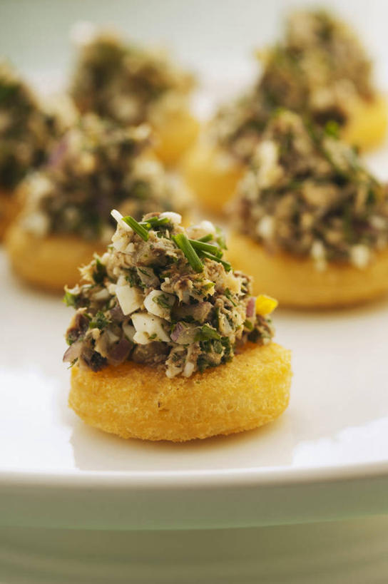 点心,海鲜,面包,无人,竖图,俯视,室内,特写,白天,桌面,桌子,芹菜,蔬菜,餐具,阴影,朦胧,模糊,新鲜,反射,木制,鱼,碟子,盘,影子,肉,鱼卵,鱼肉,食品,面点,鱼籽,水产,肉类,鱼类,海洋生物,食物,糕点,一个,盘子,木制品,碟,有机食品,绿色食品,荷兰芹,欧芹,香芹,沙丁鱼,单个,鲱鱼,水生动物,海产品,水生物,肉食,海底动物,法香,巴西利,洋香菜,洋芫荽,法国香菜,沙甸鱼,沙鲻,沙脑鰛,大肚鰛,真鰛,萨丁鱼,鳁,鲱科,旱芹菜,番荽,彩图,高角度拍摄