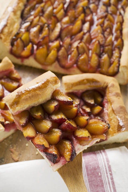 点心,无人,竖图,俯视,室内,特写,白天,下午茶,桌面,桌子,李子,水果,一排,阴影,花纹,新鲜,整齐,并列,并排,反射,木制,布,图案,影子,勺子,生食,食品,果实,案板,布纹,砧板,食物,糕点,排列,木制品,调羹,汤匙,有机食品,绿色食品,布匹,队列,平行,红李,鸡血李,杏李,彩图,高角度拍摄,蛋糕