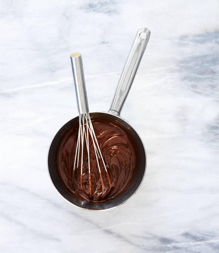 无人,竖图,俯视,室内,特写,白天,白色背景,烹饪,桌面,桌子,厨具,金属制品,阴影,反射,金属,木制,锅子,影子,食品,甜品,锅,食物,一个,木制品,打蛋器,搅拌器,甜食,巧克力,巧克力酱,摄影,影棚,单个,煎锅,锅具,朱古力,烹饪用具,手动打蛋器,烹调用具,烹调,彩图,高角度拍摄,影棚拍摄,拍摄