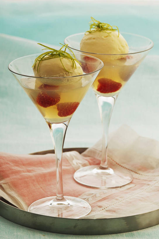 红酒,葡萄酒,无人,竖图,俯视,室内,特写,白天,桌面,桌子,杯子,水果,阴影,朦胧,模糊,新鲜,反射,木制,高脚杯,影子,生食,食品,果实,白葡萄酒,酒类,文化,玻璃制品,酒,食物,饮料,两个,酒杯,木制品,鸡尾酒,调酒,有机食品,绿色食品,创造,想象,山莓,树莓,三月泡,四月泡,山抛子,刺葫芦,悬钩子,馒头菠,高脚菠,龙船泡,泡儿刺,鸡尾酒杯,玻璃杯,彩图,高角度拍摄