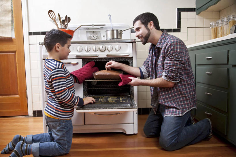 点心,西方人,儿童,中年人,两个人,家庭,父亲,儿子,跪,横图,室内,白天,侧面,烹饪,下午茶,纯洁,厨房,柜子,厨具,欧洲,欧洲人,握,服装,电器,烤炉,烤箱,牙签,食品,糖,糖果,甜点,甜品,储物柜,拿,拿着,注视,休闲装,巧克力蛋糕,食物,糕点,小孩,衣服,甜食,巧克力,观察,看,休闲,温暖,温馨,父子,一家人,休闲服,父爱,可爱,童年,童趣,握着,服饰,观看,朱古力,和睦,察看,家电,家用电器,储存,关注,炊具,童真,烂漫,无邪,烹饪用具,储备,蕴藏,贮备,剔牙棒,天真,男孩,男人,男性,中年男性,白种人,孩子,烹调用具,跪着,烹调,彩图,全身,灶间,融洽,贮存,小家电,蛋糕,男生