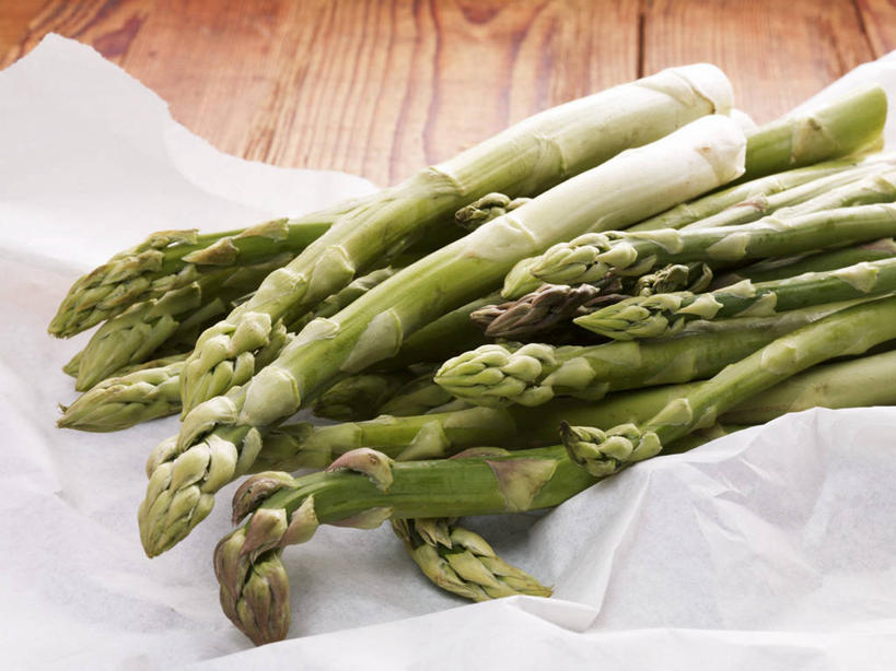 无人,横图,俯视,室内,特写,白天,桌面,桌子,芦笋,蔬菜,一堆,许多,阴影,堆叠,堆积,新鲜,反射,木制,包装,包装纸,影子,纸,食品,纸张,很多,食物,绿色,白色,木制品,有机食品,绿色食品,堆,包装材料,牛皮纸,猪尾巴,药鸡豆子,石刁柏,蚂蚁杆,龙须菜,狼尾巴根,彩图,高角度拍摄