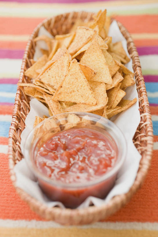 点心,无人,交叉,竖图,俯视,室内,特写,白天,桌面,桌子,竹子,蔬菜,西红柿,玻璃,阴影,竹制,新鲜,编织,反射,木制,布料,篮子,影子,玉米片,调料,酱料,酱汁,佐料,食品,调味品,调味料,布纹,酱,辣酱,玻璃制品,桌布,食物,一个,餐巾,木制品,容器,竹篮,台布,碗,快餐,零食,有机食品,绿色食品,单个,储藏,竹条,交织,辣椒酱,竹制品,储存,垃圾食品,穿插,番茄,彩图,高角度拍摄,贮存