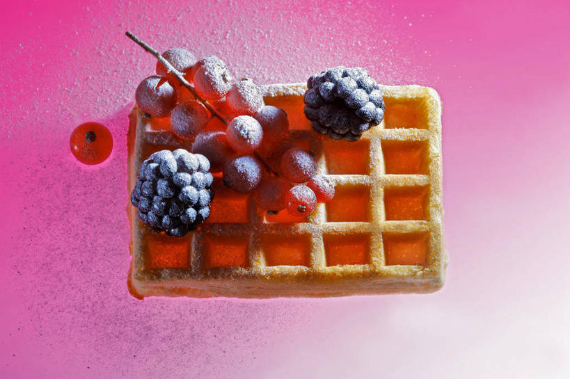 无人,横图,俯视,室内,特写,白天,桌面,桌子,浆果,黑莓,水果,一块,阴影,粉色背景,新鲜,反射,木制,粉末,影子,灯笼果,调料,生食,食品,糖,果实,调味品,调味料,食物,木制品,粉,摄影,有机食品,绿色食品,影棚,红醋栗,华夫饼,糖粉,窝夫,格子饼,华夫,格仔饼,压花蛋饼,露莓,粉状,粉剂,醋栗,彩图,高角度拍摄,影棚拍摄,拍摄,糖类