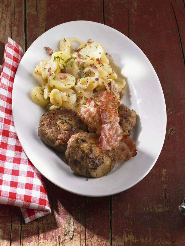 无人,竖图,俯视,室内,特写,白天,桌面,桌子,蔬菜,土豆,餐具,阴影,花纹,新鲜,反射,木制,布,碟子,盘,图案,影子,菌菇,香菇,肉,生食,蔬菜沙拉,沙拉,食品,菌类,布纹,汉堡包,色拉,肉饼,沙律,肉类,食物,一个,盘子,木制品,碟,食用菌,摄影,有机食品,绿色食品,影棚,单个,色拉酱,布匹,千岛酱,肉食,馍馍蛋,洋芋,山药蛋,马铃薯,彩图,高角度拍摄,影棚拍摄,拍摄,汉堡饼,汉堡肉饼