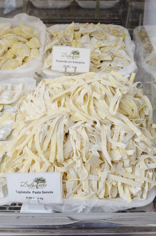 面食,面条,意大利面,无人,菜场,竖图,俯视,室内,特写,白天,购物,西餐,消费,一堆,许多,堆叠,堆积,英文,标签,标志,文字,字符,字母,面,料理,食品,集市,市场,很多,标识,食物,西式,金融,堆,英文字母,选购,贸易,菜市,彩图,高角度拍摄,菜市场