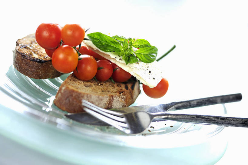 点心,面包,奶酪,无人,横图,俯视,室内,特写,白天,白色背景,植物,桌面,桌子,蔬菜,西红柿,小番茄,餐具,叶子,金属制品,阴影,新鲜,反射,金属,木制,叉子,刀叉,刀子,碟子,盘,纹理,影子,香料,干酪,起司,食品,面点,绿叶,草药,芝士,营养,吐司,中药,食物,糕点,一个,绿色,盘子,木制品,碟,香草,嫩叶,乳酪,摄影,有机食品,绿色食品,影棚,单个,法式面包,罗勒,乳制品,餐刀,紫苏,药材,中草药,发酵,吐司面包,餐叉,山羊奶酪,九层塔,圣约瑟夫草,甜罗勒,兰香,中药材,本草,肌理,小西红柿,樱桃小番茄,珍珠小番茄,叶,叶片,叶脉,进餐用具,樱桃番茄,圣女果,番茄,彩图,高角度拍摄,影棚拍摄,拍摄,多士,听型面包