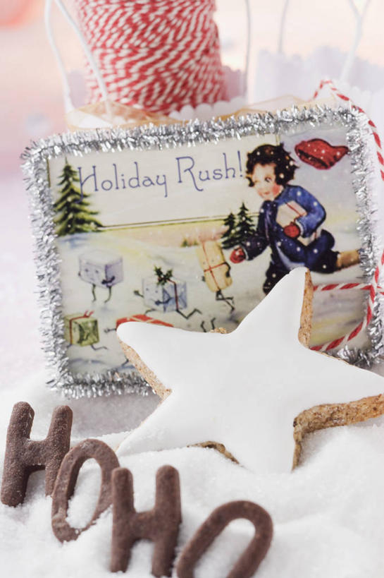 点心,无人,竖图,俯视,照片,室内,特写,白天,桌面,桌子,圣诞节,阴影,节日,朦胧,模糊,庆祝,反射,传递,信息,木制,英文,标志,文字,影子,邮件,字符,字母,星星,食品,曲奇,联系,文化,标识,食物,木制品,饼干,零食,庆典,星形,联络,邮递,通信,摄影,信件,纪念,英文字母,五角形,邮政,曲奇饼,曲奇饼干,相片,五角星,彩图,高角度拍摄,拍摄,照相