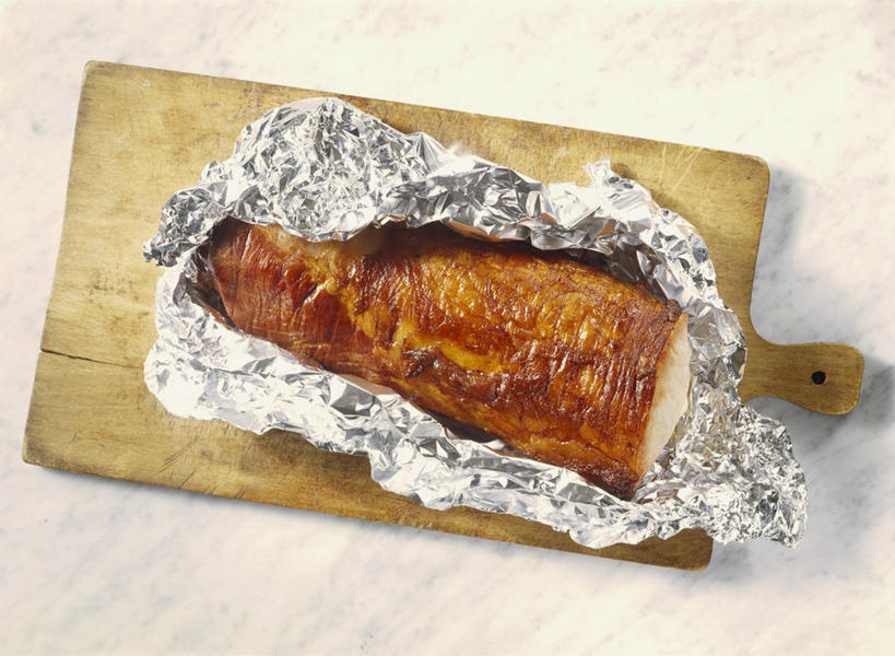 无人,横图,俯视,室内,特写,白天,白色背景,桌面,桌子,一块,阴影,反射,纹路,木制,包装,包装纸,铝箔纸,纹理,锡箔纸,影子,纸,肉,案板,纸张,猪肉,肉类,砧板,一个,木制品,摄影,影棚,单个,包装材料,肉食,锡箔,铝箔,豚肉,肌理,彩图,高角度拍摄,影棚拍摄,拍摄