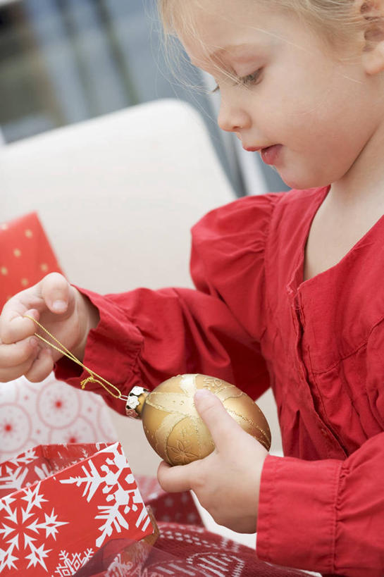 西方人,儿童,一个人,站,笑,微笑,竖图,室内,特写,白天,侧面,纯洁,欧洲,圣诞节,欧洲人,仅一个女性,仅一个人,握,服装,节日,庆祝,装饰,挂饰,圣诞球,拿,拿着,注视,休闲装,文化,球,小孩,衣服,红色,低头,观察,看,站着,仅一个小孩,庆典,休闲,球体,休闲服,可爱,童年,童趣,握着,服饰,观看,纪念,华丽,修饰,点缀,察看,关注,童真,烂漫,无邪,衬托,美观,雅致,雅观,垂头,天真,女孩,女人,女性,白种人,孩子,站立,半身,彩图,女生