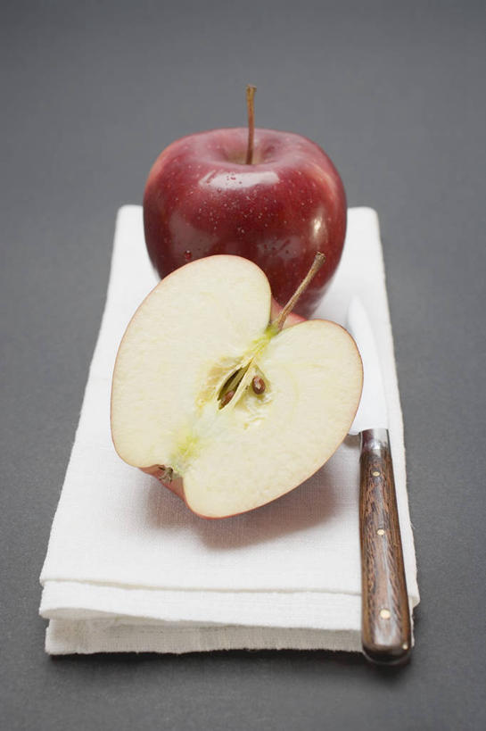 无人,竖图,俯视,室内,特写,白天,桌面,桌子,苹果,水果,切开,阴影,黑色背景,花纹,新鲜,反射,木制,布,图案,影子,生食,食品,果实,布纹,食物,两个,红色,木制品,红苹果,切,摄影,有机食品,绿色食品,影棚,布匹,剖面,切面,彩图,高角度拍摄,影棚拍摄,拍摄