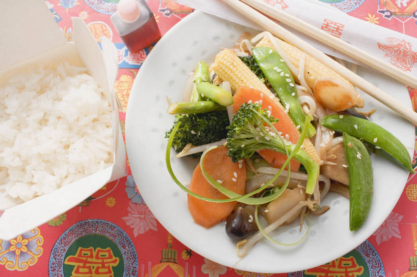 米饭,无人,横图,俯视,室内,特写,白天,烹饪,中餐,植物,筷子,桌面,桌子,豆,扁豆,萝卜,胡萝卜,蔬菜,餐具,一双,阴影,新鲜,反射,木制,布料,碟子,盘,影子,豆类,豆子,花菜,花椰菜,西兰花,调料,料理,食品,饭,调味品,调味料,布纹,文化,传统,酱油,菜肴,美食,桌布,食物,一个,盘子,餐巾,木制品,碟,台布,中式,佳肴,有机食品,绿色食品,单个,礼节,椰菜花,五谷,礼仪,豆科,白扁豆,甘蓝花,豉油,进餐用具,羊眼豆,沿篱豆,小刀豆,藤豆,树豆,膨皮豆,南豆,南扁豆,凉衍豆,红萝卜,甘荀,蛾眉豆,茶豆,藊豆,彩图,高角度拍摄