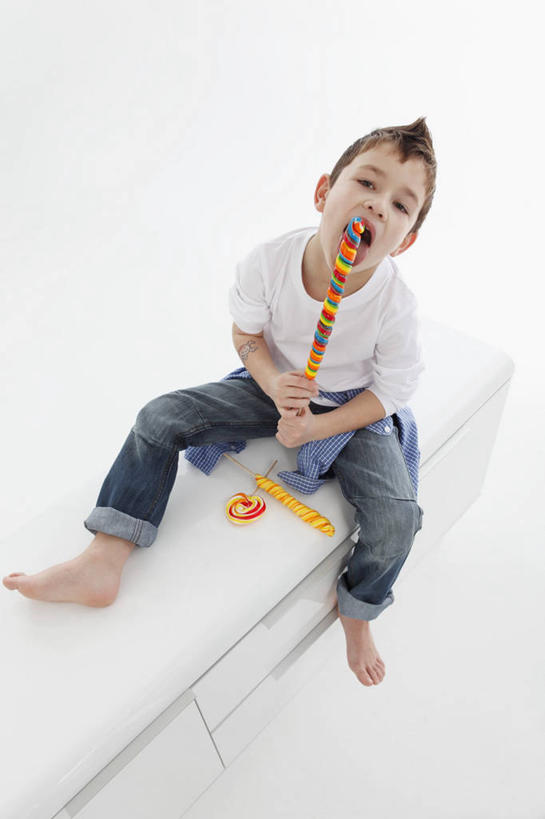 西方人,儿童,一个人,坐,吃,竖图,俯视,室内,特写,白天,白色背景,纯洁,椅子,欧洲,欧洲人,仅一个男性,仅一个人,握,服装,裤子,棒棒糖,木椅,食品,糖,糖果,甜点,甜品,拿,拿着,注视,牛仔裤,休闲装,食物,小孩,衣服,甜食,观察,看,仅一个小孩,休闲,休闲服,可爱,童年,童趣,握着,摄影,服饰,影棚,观看,察看,关注,童真,烂漫,无邪,天真,男孩,男人,男性,白种人,孩子,嚼,食,坐着,彩图,高角度拍摄,全身,影棚拍摄,拍摄,男生