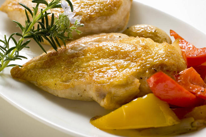 无人,横图,俯视,室内,特写,白天,白色背景,烹饪,桌面,桌子,辣椒,蔬菜,餐具,叶子,阴影,新鲜,反射,木制,碟子,盘,影子,鸡肉,肉,油炸,料理,食品,绿叶,鸡块,菜肴,美食,肉类,食物,一个,盘子,木制品,碟,嫩叶,摄影,佳肴,有机食品,绿色食品,影棚,单个,迷迭香,炸鸡块,肉食,彩椒,辣角,红海椒,大椒,辣虎,广椒,海洋之露,叶,叶片,甜椒,柿子椒,辣子,海椒,番椒,灯笼椒,彩图,高角度拍摄,影棚拍摄,拍摄