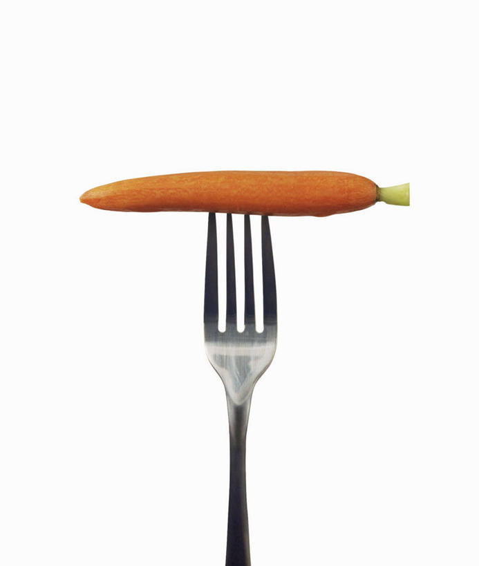 无人,竖图,室内,特写,白天,白色背景,正面,萝卜,胡萝卜,蔬菜,餐具,金属制品,阴影,新鲜,反射,金属,叉子,影子,食品,食物,一个,橙色,摄影,有机食品,绿色食品,影棚,单个,餐叉,进餐用具,红萝卜,甘荀,彩图,影棚拍摄,拍摄