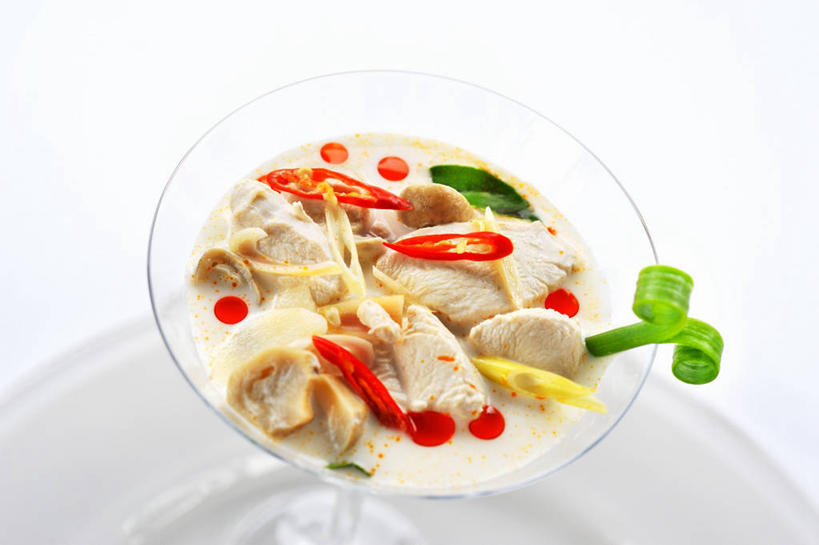 果汁,无人,横图,俯视,室内,特写,白天,白色背景,烹饪,中餐,植物,桌面,桌子,辣椒,蔬菜,餐具,叶子,阴影,新鲜,反射,木制,碟子,盘,纹理,影子,鸡肉,肉,汤,料理,食品,绿叶,饮品,菜肴,美食,肉类,食物,饮料,一个,绿色,盘子,木制品,碟,中式,嫩叶,摄影,佳肴,有机食品,绿色食品,影棚,单个,椰汁,椰子汁,可口,肉食,鸡汤,辣角,红海椒,大椒,辣虎,广椒,肌理,适口,叶,叶片,叶脉,辣子,红辣椒,海椒,番椒,彩图,高角度拍摄,影棚拍摄,拍摄