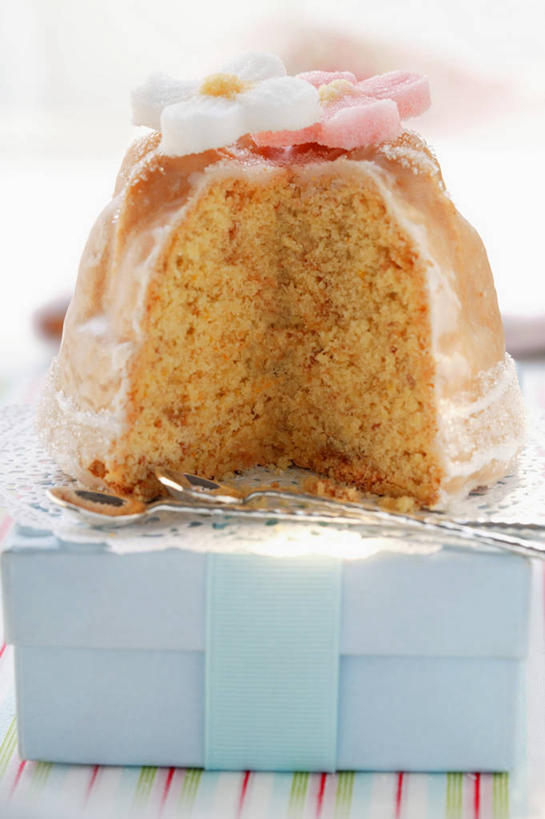 点心,无人,竖图,俯视,室内,特写,白天,下午茶,桌面,桌子,礼盒,礼物,阴影,装饰,反射,木制,包装,包装纸,粉末,丝绸,丝带,影子,纸,纸盒,调料,食品,糖,缎带,纸张,调味品,调味料,绸带,盒子,食物,糕点,包装盒,木制品,礼品盒,粉,礼品,华丽,修饰,点缀,包装材料,牛皮纸,糖粉,衬托,美观,雅致,雅观,粉状,粉剂,彩图,高角度拍摄,糖类,蛋糕