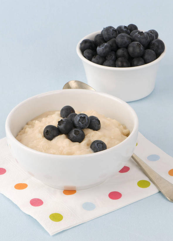 无人,竖图,俯视,室内,特写,白天,早餐,桌面,桌子,浆果,蓝莓,水果,金属制品,阴影,花纹,蓝色背景,新鲜,反射,金属,木制,布,图案,影子,勺子,陶瓷,谷物,生食,粥,美味,食品,果实,陶瓷制品,布纹,美食,饮食,食物,两个,木制品,容器,调羹,汤匙,碗,保健,摄影,有机食品,绿色食品,影棚,储藏,布匹,麦片,储存,甘旨,厚味,鲜味,麦粥,玉米糊,玉米粥,山都柿,蓝浆果,蓝靛果,彩图,高角度拍摄,影棚拍摄,拍摄,贮存