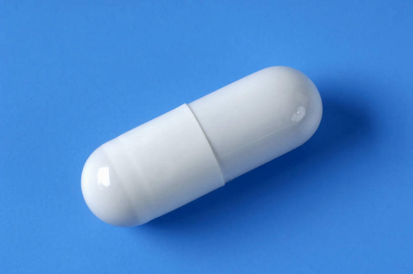 无人,横图,俯视,室内,特写,白天,安全,桌面,桌子,阴影,蓝色背景,反射,木制,药剂,影子,防护,胶囊,一个,白色,木制品,药品,治疗,摄影,影棚,单个,保护,药物,医疗,保险,预防,平安,彩图,高角度拍摄,影棚拍摄,拍摄