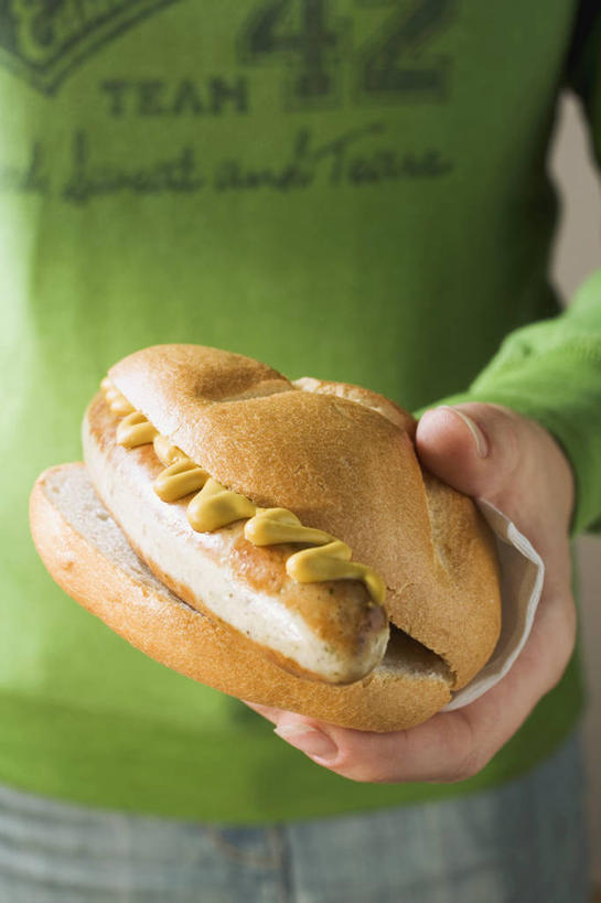 点心,面包,芥末,西方人,手,一个人,竖图,室内,特写,白天,正面,烹饪,西餐,欧洲,欧洲人,仅一个年轻女性,仅一个女性,仅一个人,握,服装,肉,香肠,三明治,料理,食品,面点,腊肠,拿,拿着,休闲装,猪肉,菜肴,美食,肉类,食物,糕点,一个,衣服,绿色,快餐,休闲,手部,休闲服,西式,握着,服饰,佳肴,单个,单手,肉食,西式快餐,小圆面包,山葵,三文治,豚肉,泽山葵,溪山葵,芥子末,山嵛菜,芥辣粉,哇沙比,辣根,德式香肠,年轻女性,女人,女性,白种人,半身,彩图