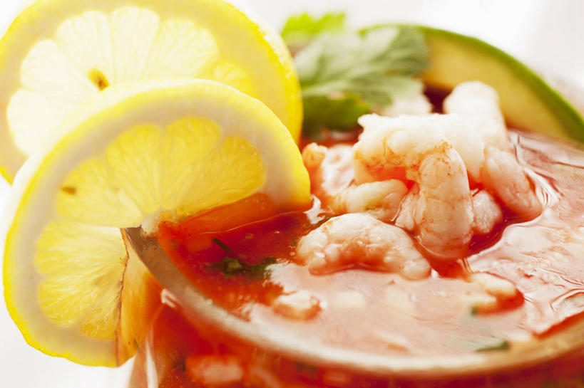 海鲜,无人,横图,俯视,室内,特写,白天,桌面,桌子,柠檬,杯子,水果,阴影,朦胧,模糊,新鲜,反射,木制,高脚杯,影子,生食,虾,食品,果实,酒类,文化,水产,大虾,海洋生物,玻璃制品,酒,食物,饮料,一个,酒杯,木制品,鸡尾酒,调酒,有机食品,绿色食品,对虾,单个,创造,水生动物,海产品,水生物,想象,海底动物,斑节虾,鸡尾酒杯,东方对虾,中国对虾,玻璃杯,益母果,柠果,彩图,高角度拍摄