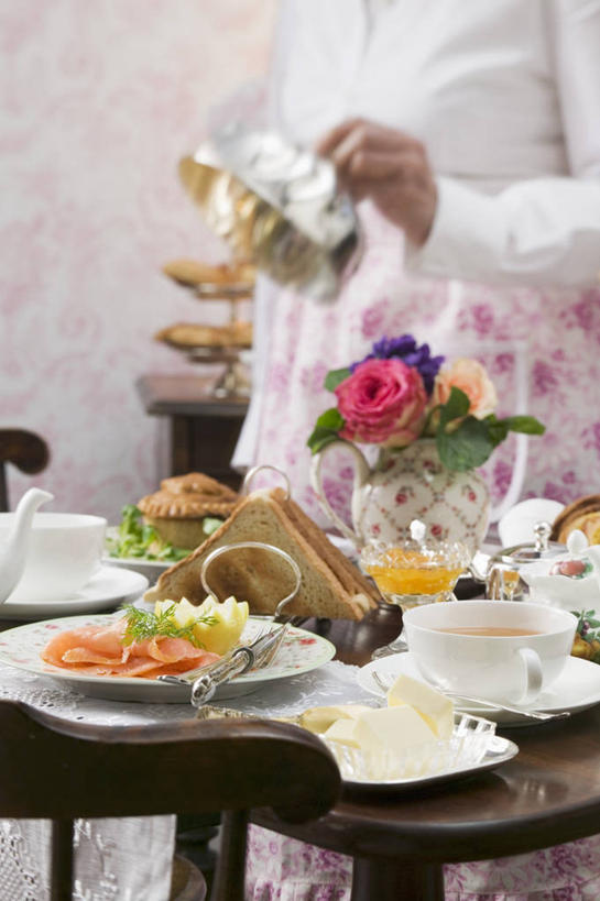 点心,海鲜,面包,三文鱼,西方人,一个人,厨师,站,竖图,室内,白天,正面,工作服,制服,智慧,桌面,桌子,鲑鱼,花瓶,欧洲,欧洲人,仅一个男性,仅一个人,握,阴影,朦胧,模糊,艺术,装饰,盛开,反射,木制,影子,肉,鱼肉,黄油,食品,面点,拿,花蕾,拿着,文化,水产,肉类,海洋生物,玻璃制品,花,花瓣,花朵,鲜花,食物,糕点,仅一个年轻男性,白色,插花,玻璃瓶,木制品,瓶子,花苞,花蕊,站着,握着,华丽,修饰,插花艺术,大马哈鱼,点缀,创造,乳制品,水生动物,白脱油,海产品,创作,水生物,想象,肉食,海底动物,撒蒙鱼,萨门鱼,冰海之皇,鲑,衬托,美观,雅致,雅观,马哈鱼,麻哈鱼,大麻哈鱼,工作制服,乳脂,男人,男性,年轻男性,白种人,厨师长,厨子,大厨,主厨,站立,半身,彩图,工作套服