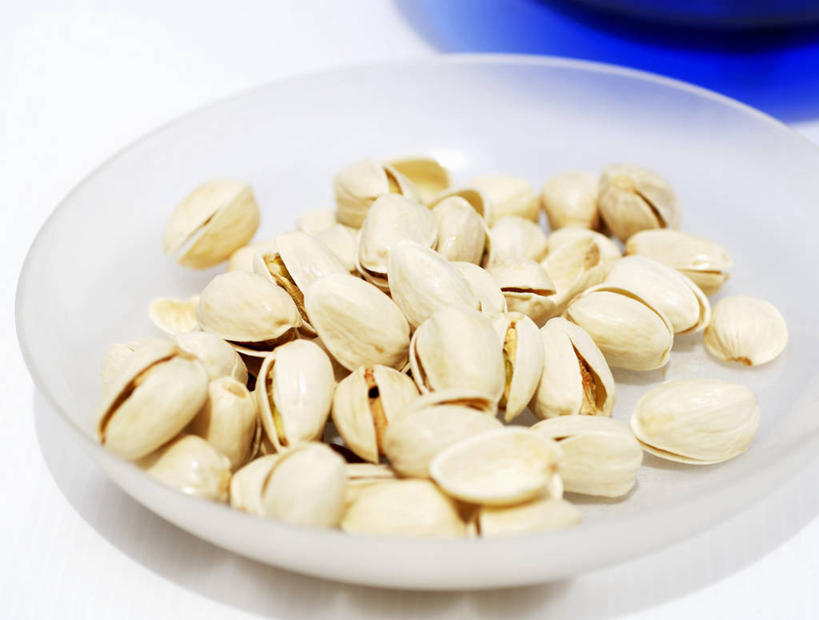 无人,横图,俯视,室内,特写,白天,桌面,桌子,一堆,许多,阴影,堆叠,堆积,反射,木制,影子,陶瓷,坚果,陶瓷制品,很多,一个,木制品,容器,碗,干果,单个,储藏,堆,无名子,开心果,储存,胡棒子,绿仁果,彩图,高角度拍摄,贮存