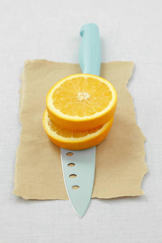 无人,竖图,俯视,室内,特写,白天,白色背景,桌面,桌子,水果,金属制品,切开,阴影,花纹,新鲜,反射,金属,木制,布,工具,图案,影子,生食,食品,果实,刀具,布纹,食物,木制品,刀,切,橙色,摄影,有机食品,绿色食品,影棚,水果刀,布匹,甜橙,剖面,切面,橙子,橙,彩图,高角度拍摄,影棚拍摄,拍摄,鹄壳,黄橙,黄果,金橙,金环,金球,糖橙